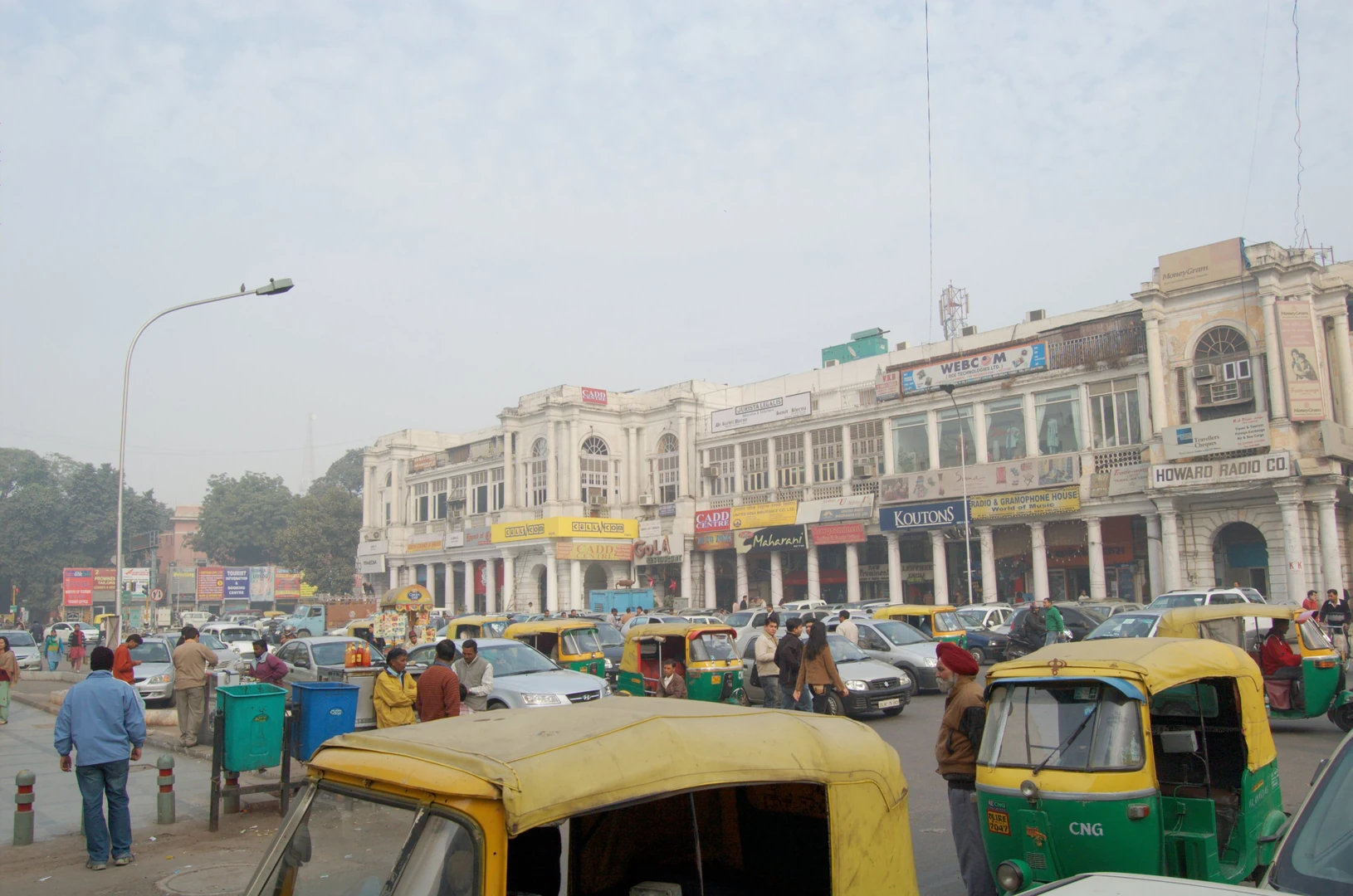 नई दिल्ली के कनॉट प्लेस का व्यस्त सड़क दृश्य