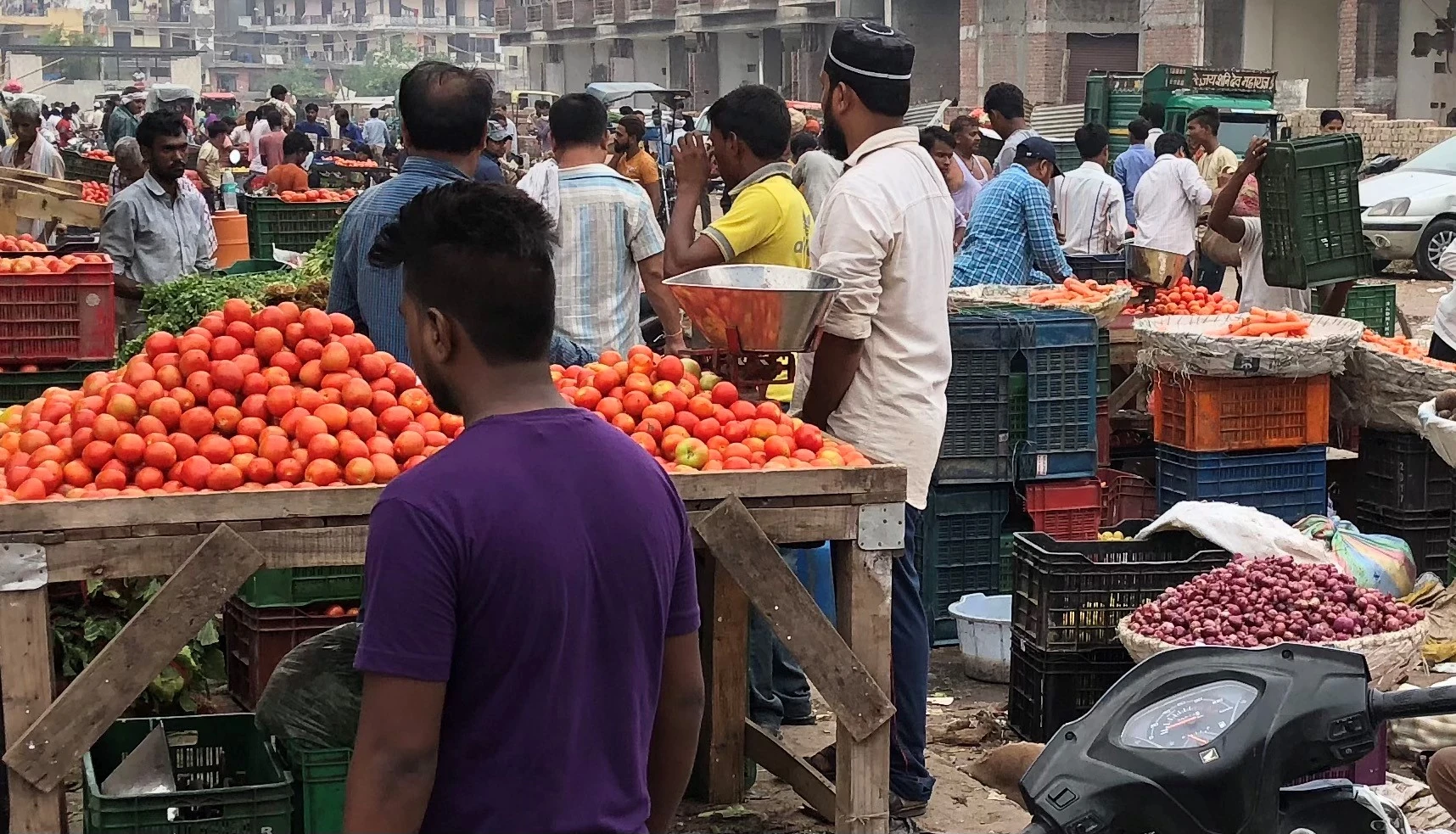 दिल्ली के बाज़ार में ताज़ी सब्ज़ियाँ