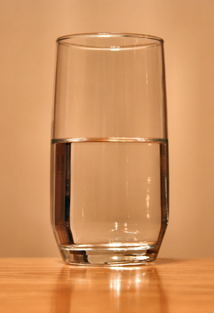 टेबल पर पानी का गिलास
